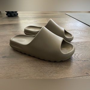 Yeezy slide 10.5US.